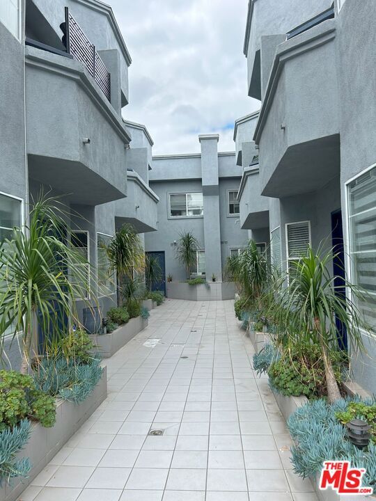 Building Photo - 7916 Blackburn Ave