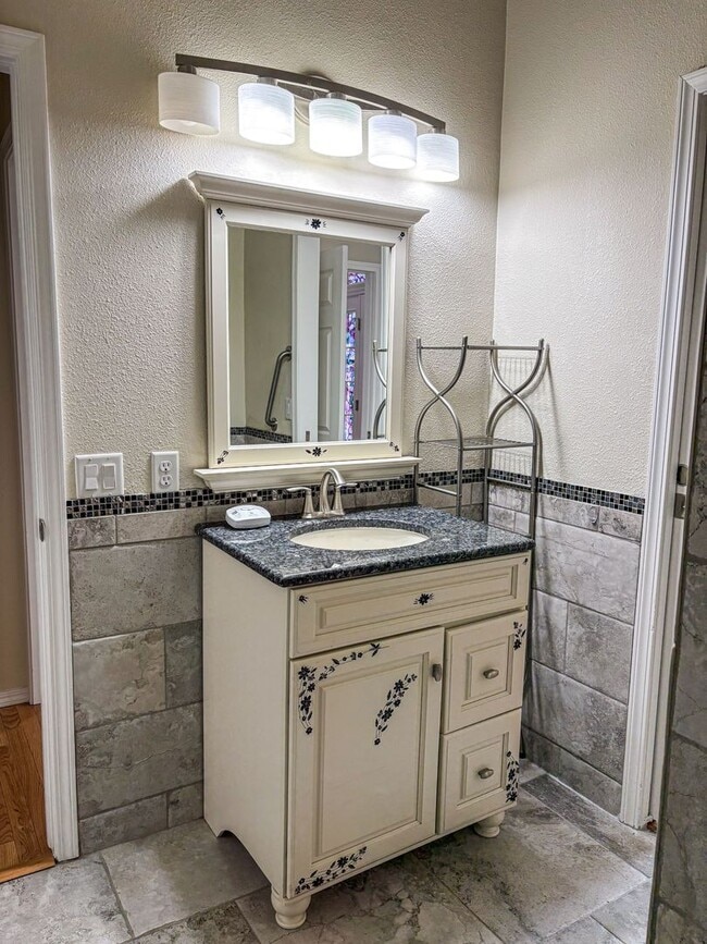 Building Photo - Spacious 4-bedroom, 3-bathroom home located in the Deer Run neighborhood