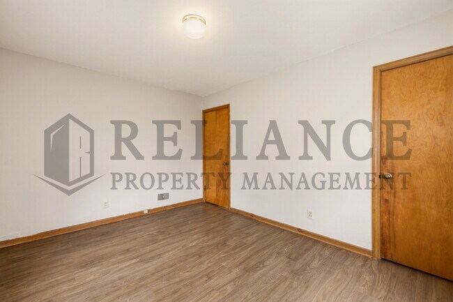 Building Photo - 374 N Hillcrest St