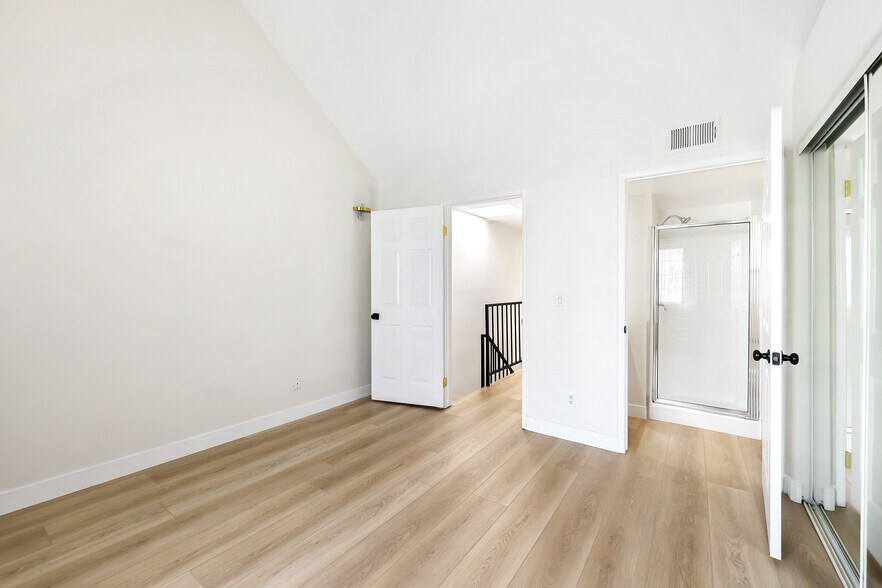 Building Photo - 10128 Hillhaven Ave