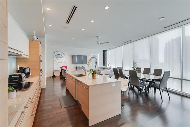 Building Photo - 2408 Victory Park Ln