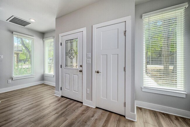 Building Photo - 340 Shady Bluff Dr