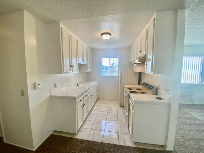 Building Photo - Upper Corner Unit with Utilities INCLUDED!!