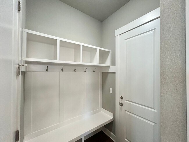 Building Photo - Luxury and Convenience Awaits in this Stunning 3 Bedroom, 2.5 Bathroom House with Abundant Parkin...