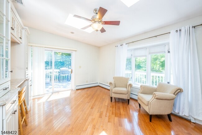 Building Photo - 38 Oneida Ave