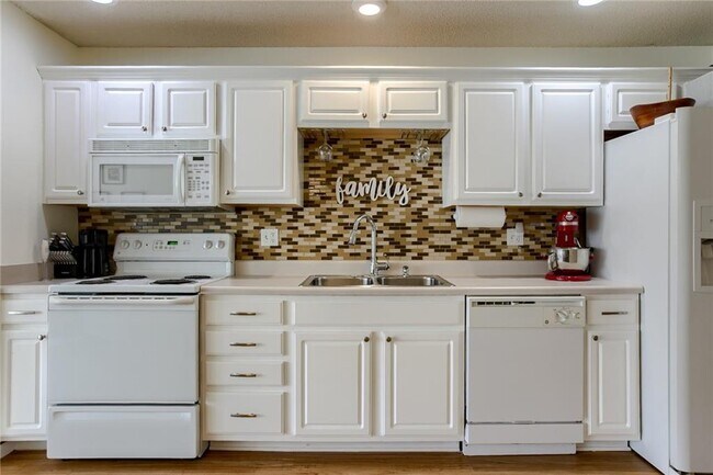 Building Photo - 2157 SW Rambling Vine Rd