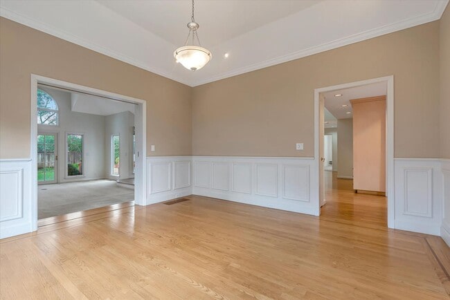 Building Photo - 954 Russell Ave