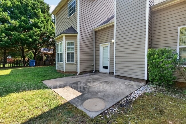 Building Photo - 2041 White Cedar Ln