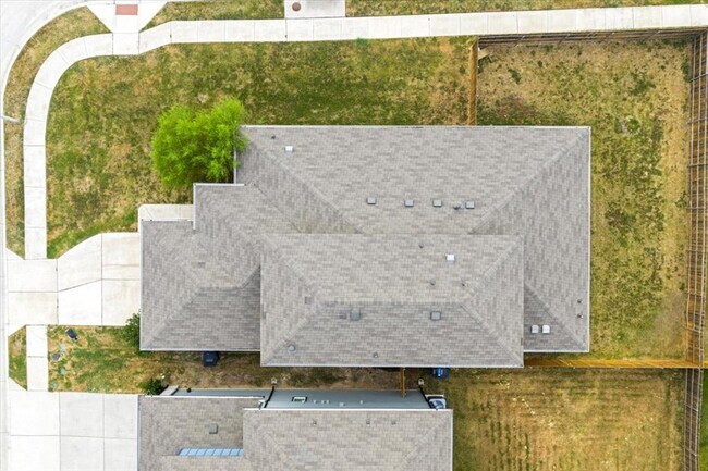 Building Photo - 3200 Egan Dr