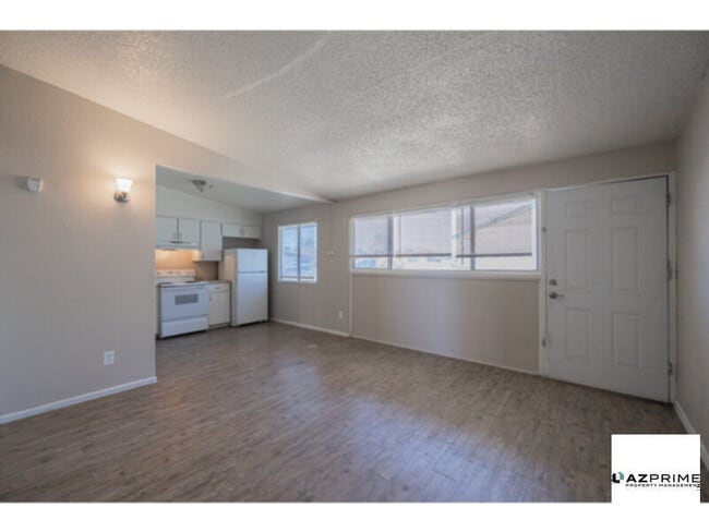 Building Photo - Lovely 2/1 Phoenix Apartment - Corner Unit...