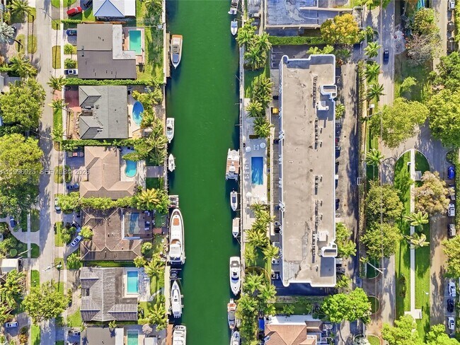 Building Photo - 2370 NE 135th St