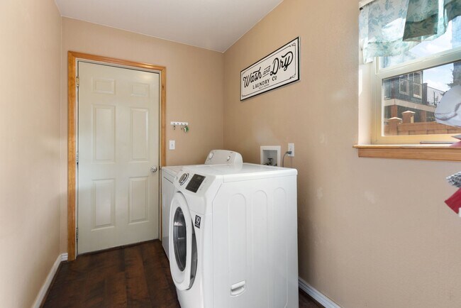 Building Photo - 3 Bed 2 Bath Fully Furnished in Woodland Park