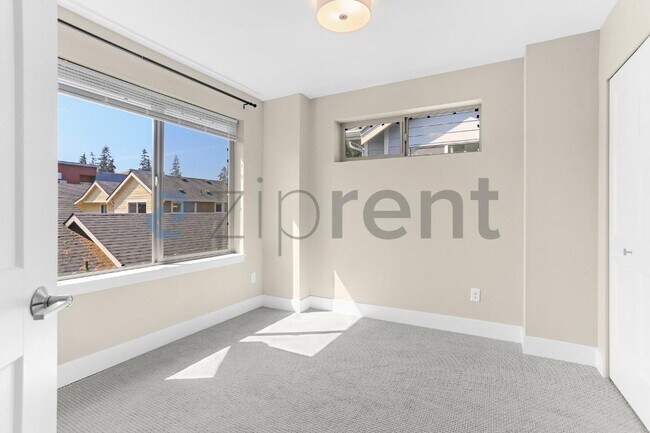Building Photo - Unit B