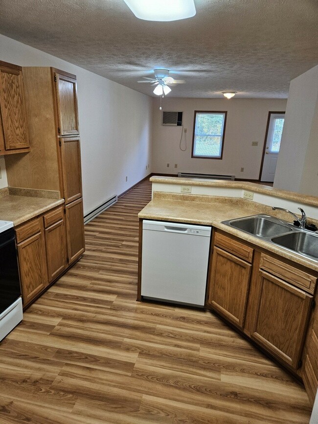 Building Photo - 879 Lewis St