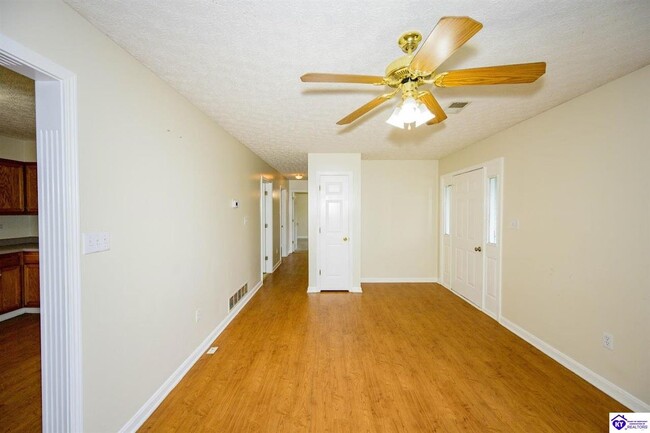 Building Photo - 1112 Lincoln Dr
