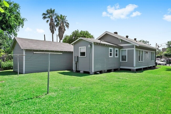 Building Photo - 325 N Sidney St