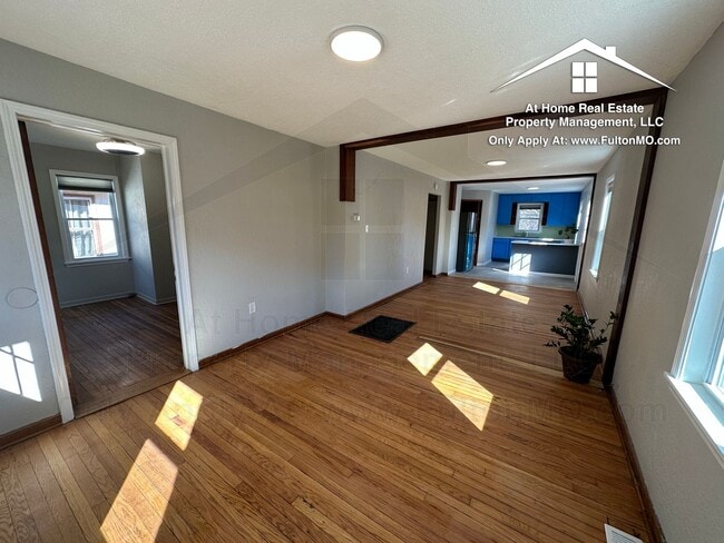 Building Photo - 1209 E Ash St
