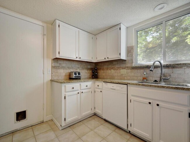 Building Photo - 8421 Spring Valley Dr