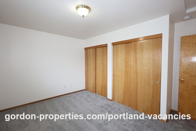 Building Photo - SE Knapp Circle - 3 bedroom duplex with attached single car garage