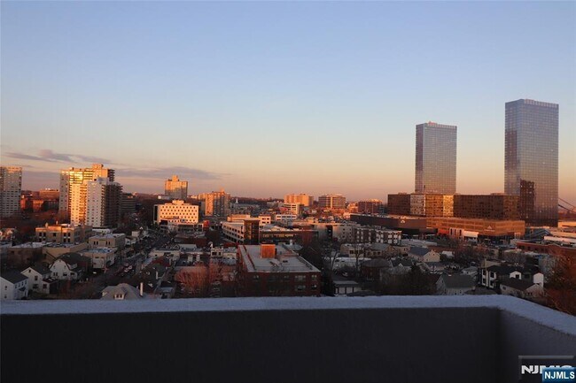 Building Photo - 1600 Center St