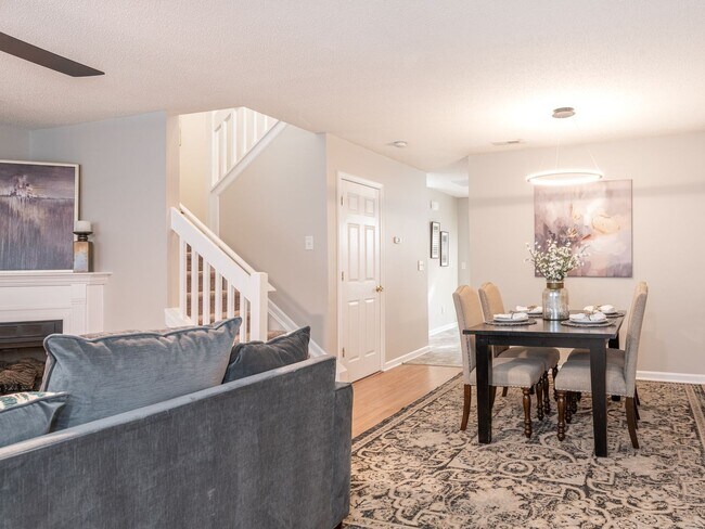 Building Photo - Super Townhouse with 2 MASTER BEDROOMS!