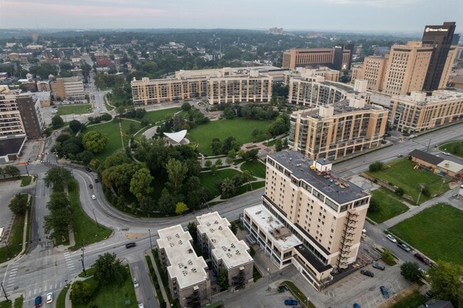 Building Photo - Breathtaking downtown East-facing, penthouse condo - FURNISHED!