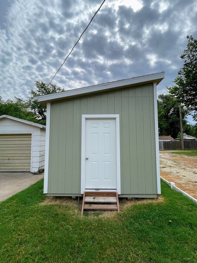 Building Photo - Cute 3 Bed 1 Bath McPherson Home in Good Neighborhood