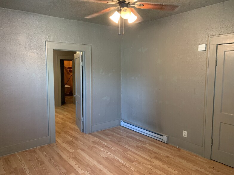 Livingroom into Bedroom LR has Walk-in closet - 1410 E 10th St
