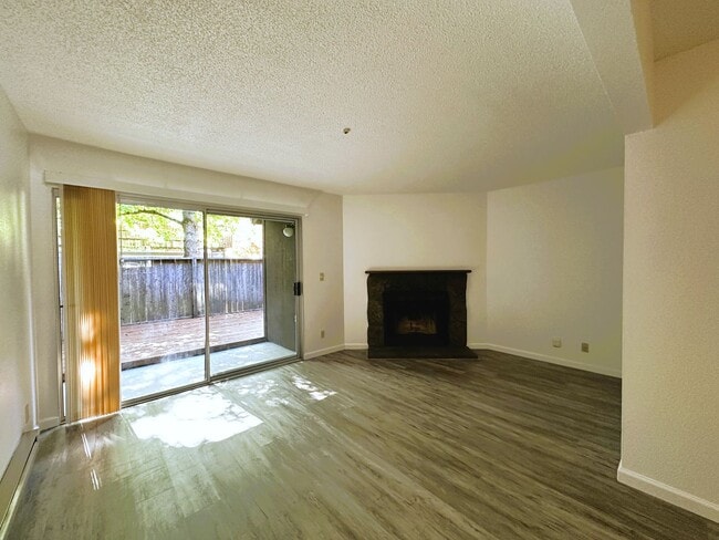 Building Photo - 1358 Parkway Dr