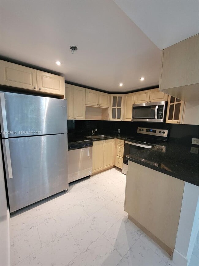 Building Photo - 8290 Lake Dr