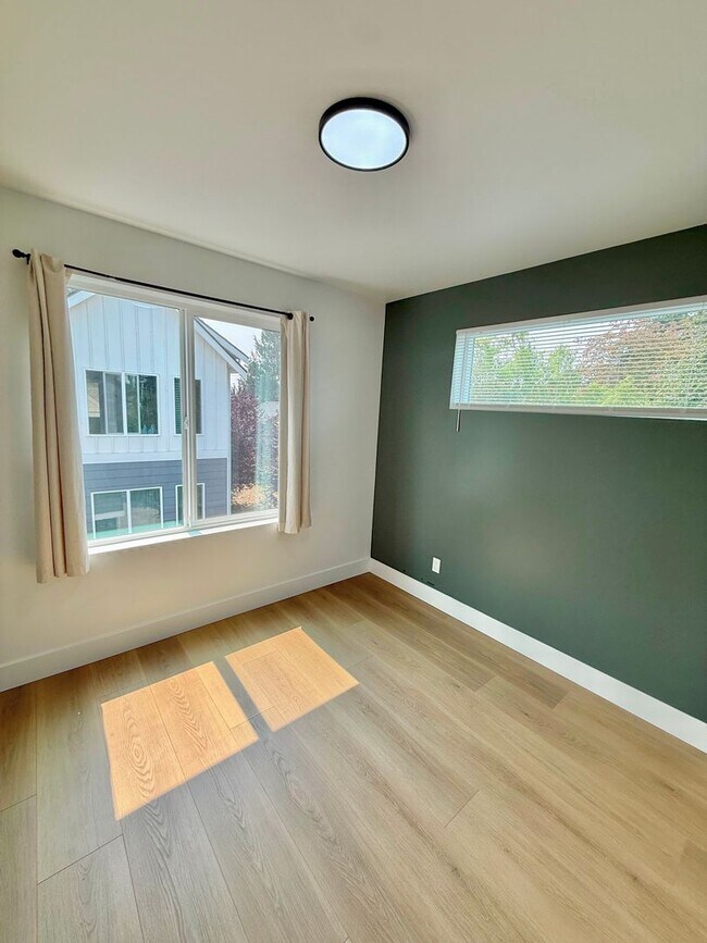 Building Photo - Spacious 3-Bedroom Townhome in the Heart of Greenwood