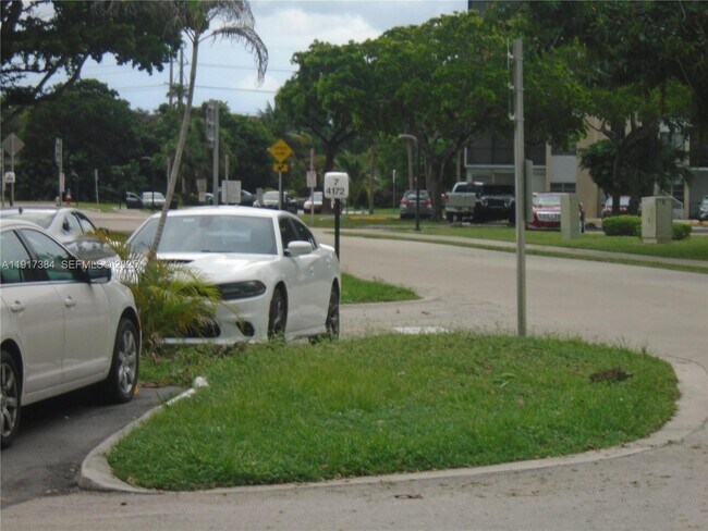 Building Photo - 4174 Inverrary Dr