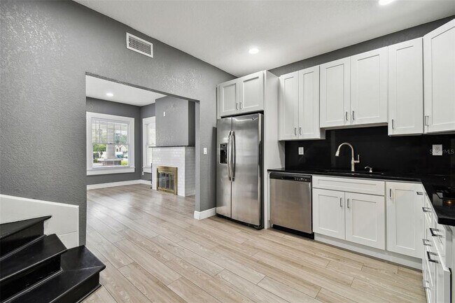 Building Photo - 6810 N Navin Ave