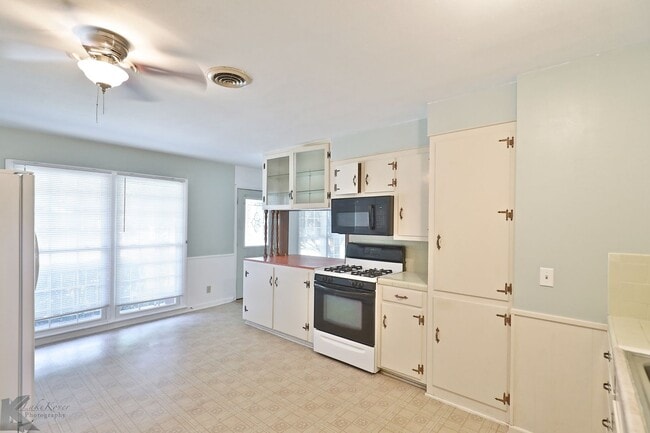 Building Photo - 3 bed/1.5 bath, 2 living home
