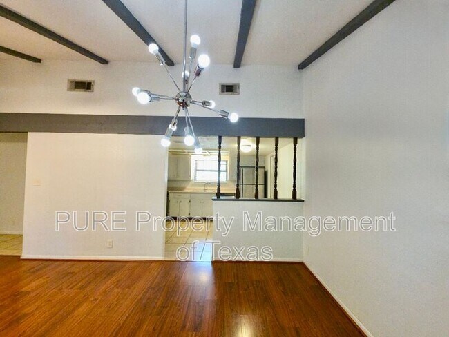 Building Photo - 3000 Lakeside Dr