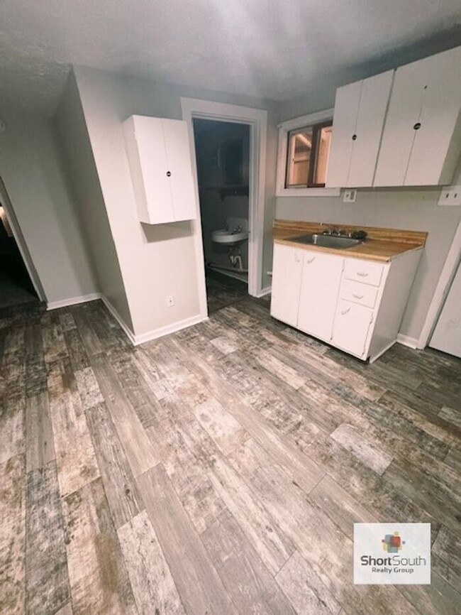 Building Photo - Updated 2 Bed 1 Bath upper level apartment...