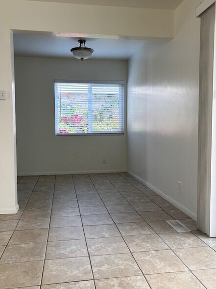 Building Photo - 641 Loma Dr