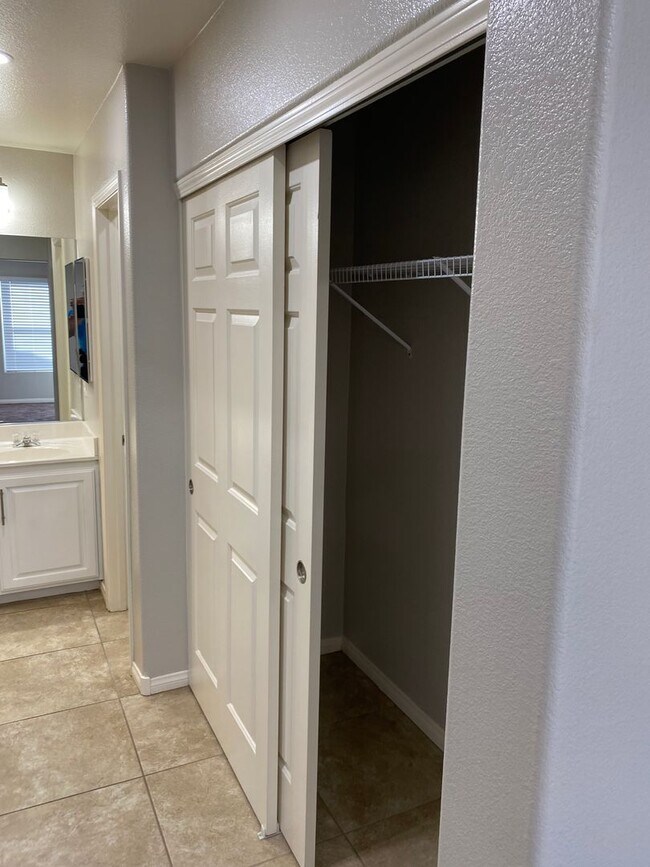 Building Photo - NW!!! 4 bedrooms!!! Pool and Spa!!! All ti...