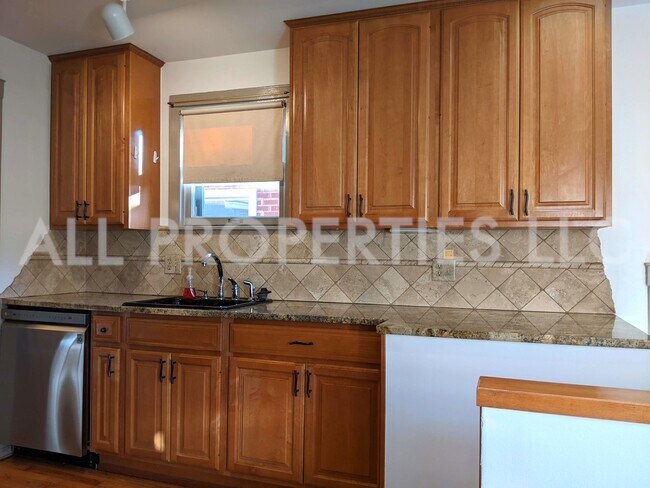 Building Photo - 557 S Race St