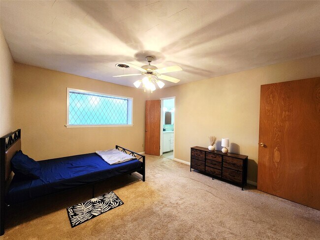 Building Photo - 1702 Ivie Lee St