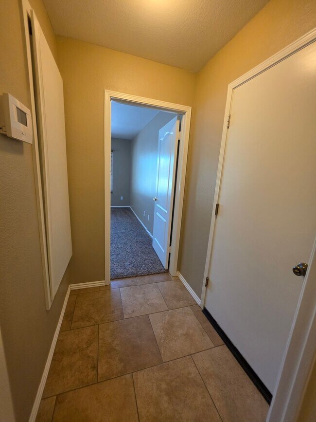 Building Photo - Spacious 4 Bedroom 2 bath Home in Victorville – Landscaping Included!