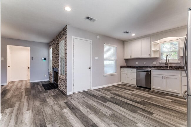 Building Photo - 606 Ridgeline Dr