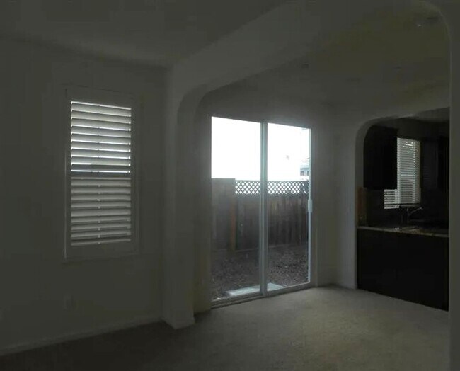 Building Photo - Great centrally located home next to shopp...
