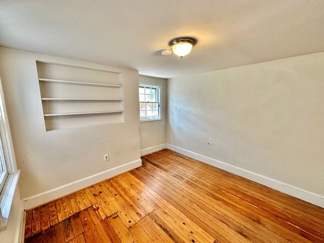 Building Photo - Glamorous Georgetown 2 Bedroom Historic Row Home with Patio