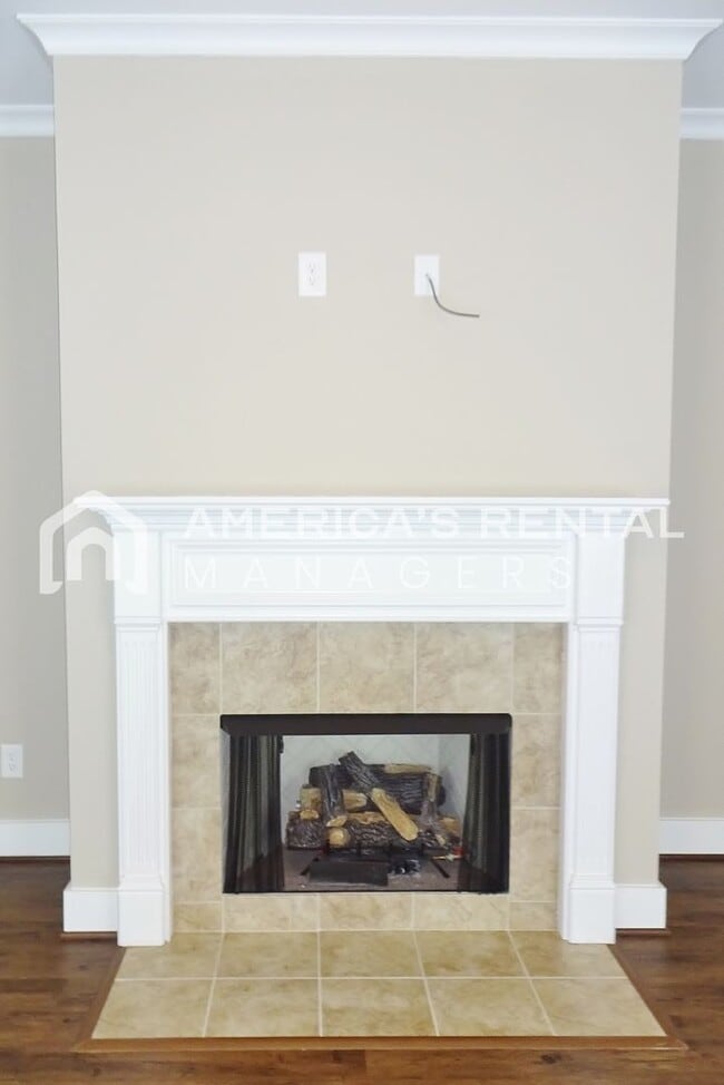 Building Photo - Gorgeous 2 -Story Home for Rent in Lake Cy...