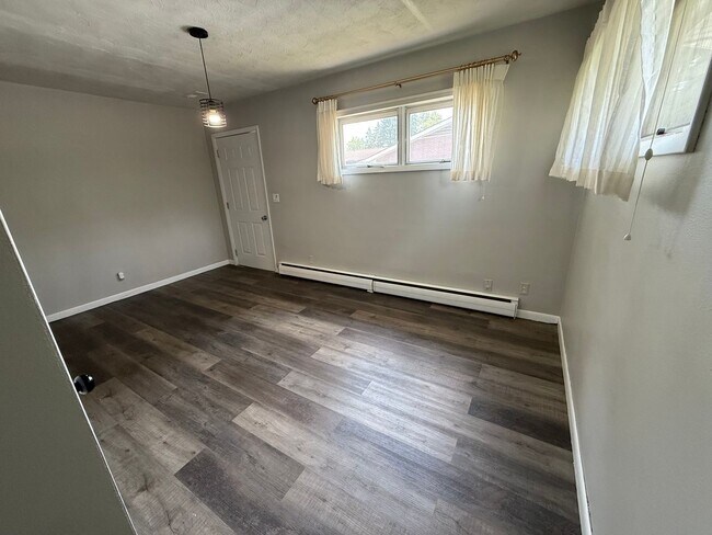 Building Photo - 3BR/2BA/2CarGarage Only A Few Minutes From Everything! Ask About Our Move-In Special!