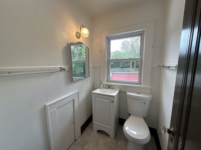 Building Photo - 5 bedrooms, 2.5 bathrooms