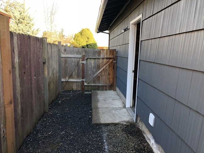 Building Photo - Two bedroom one bath duplex in Springfield!