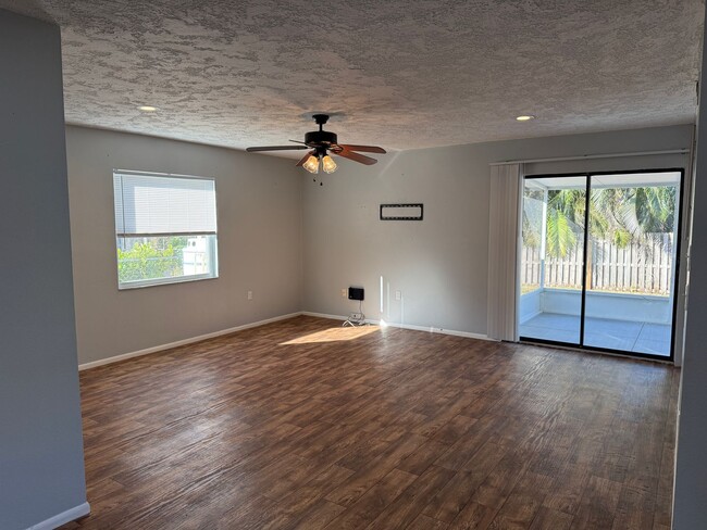 Building Photo - 2Bedroom 2 Bath Single Family Home W/1 Car Garage