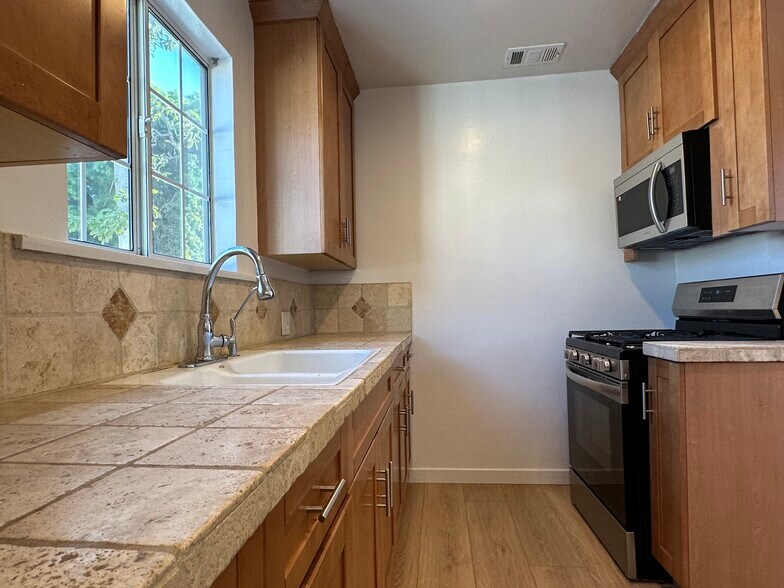 Building Photo - 8525 Hargis St